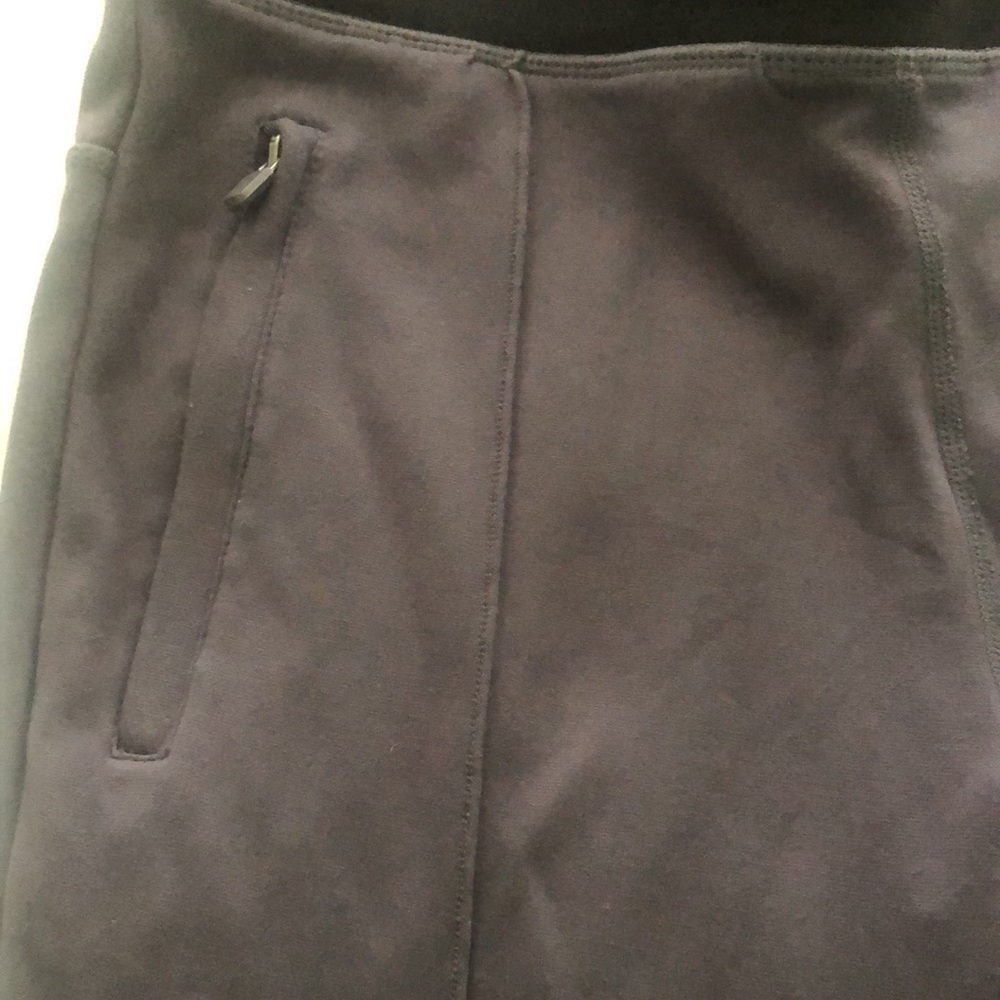 Fabletics leggings in dark gray w black waist 2 front zippers pockets & bottom - Picture 2 of 9